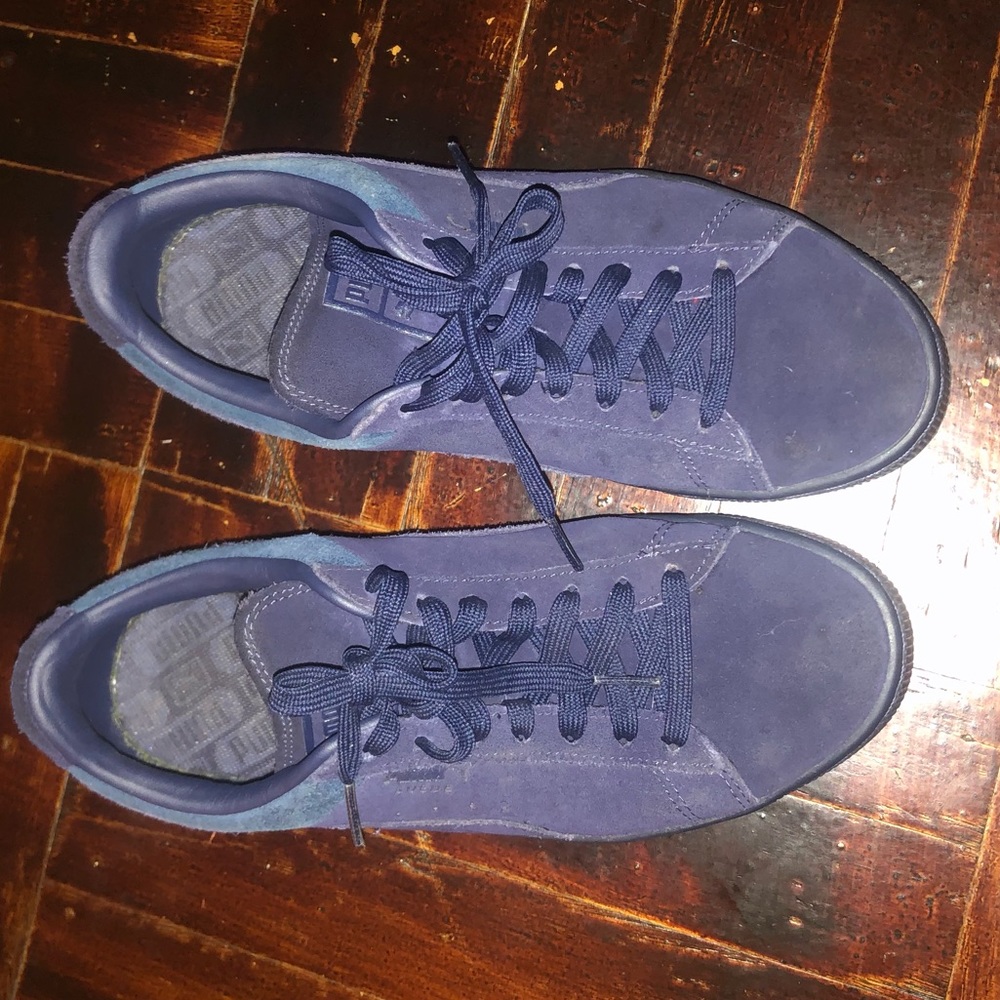 Pumas sneakers